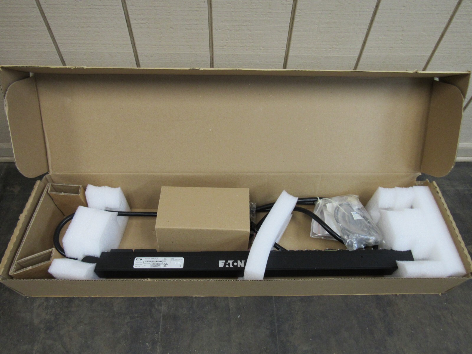 EATON ePDU METERED INPUT RACK EMI121-10 200-240V 2W+PE 24A 50/60HZ NEW IN BOX 