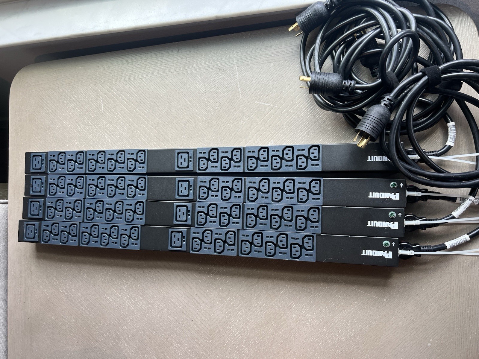 Panduit P22B10M 1U Rackmount PDU Power Distribution Unit A20 22 Outlets