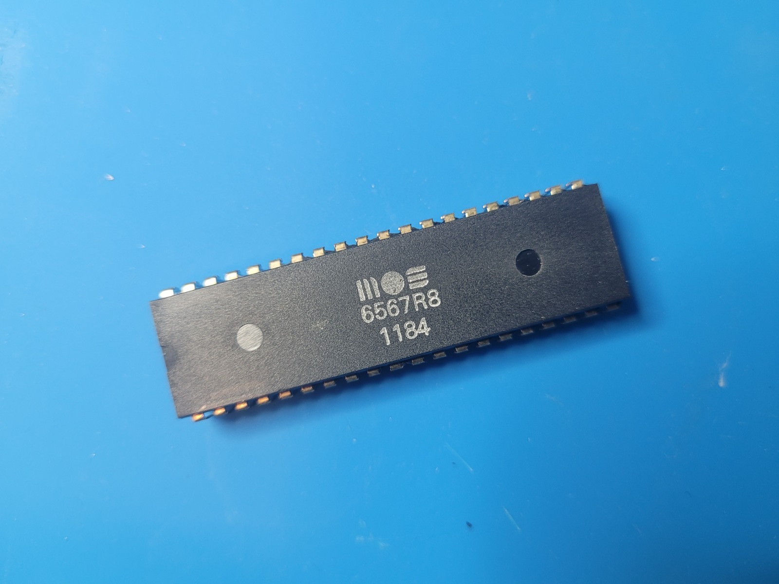 TESTED IC MOS DIP-40 MOS6567R8 VIC-II 6567 CHIP COMMODORE (1184)