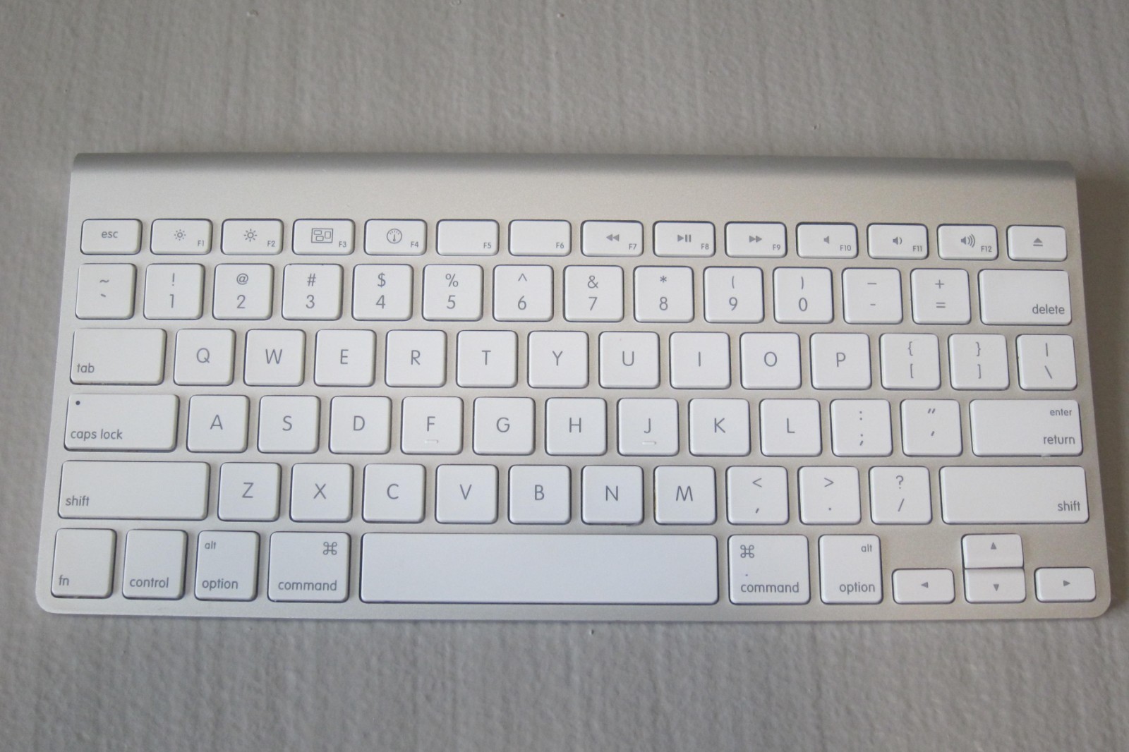 Apple wireless  keyboard- white color A1314