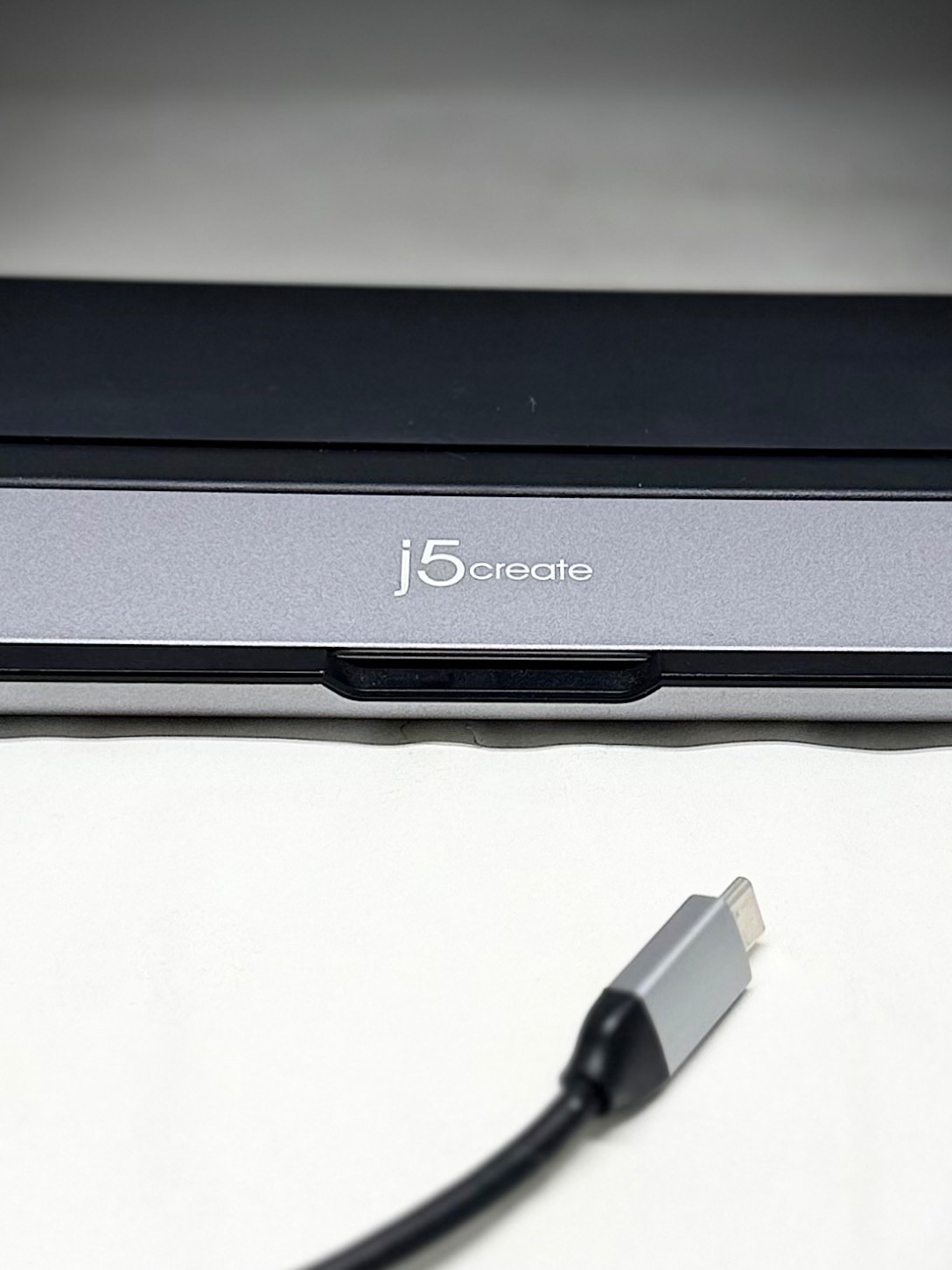 j5create JCD543 USB-C Triple Display Docking Station