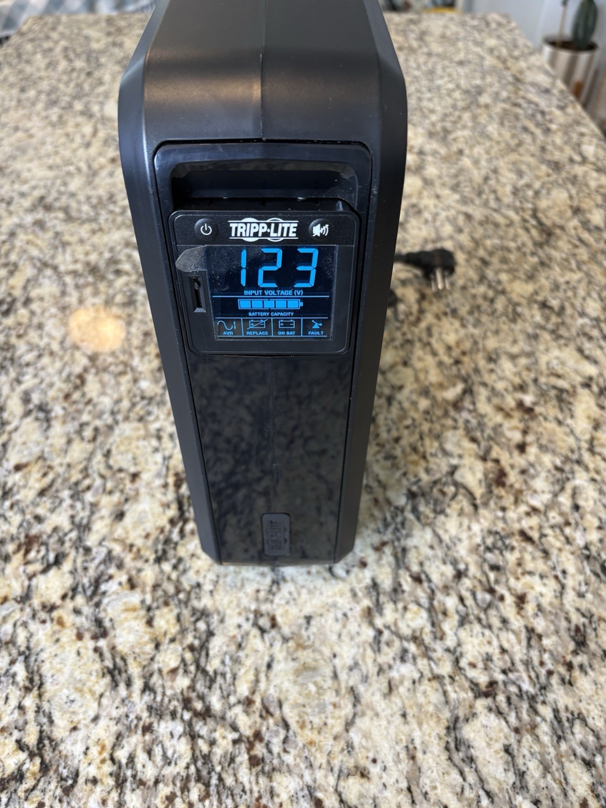 TrippLite OMNI900LCD 900VA 475W UPS Battery Backup 120V New Battery