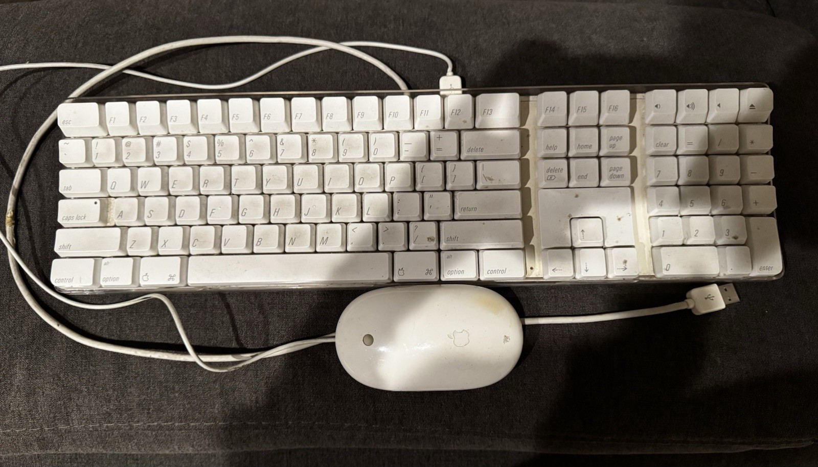 Original Apple USB wired keyboard (A1048) with Apple USB Mouse (A1152).+ Cable