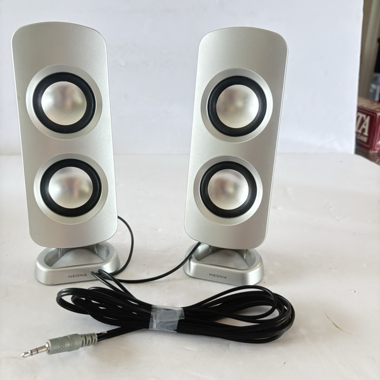 Insignia Desktop Computer Speakers USB Powered 3.5mm AUX Dual Driver Silver 