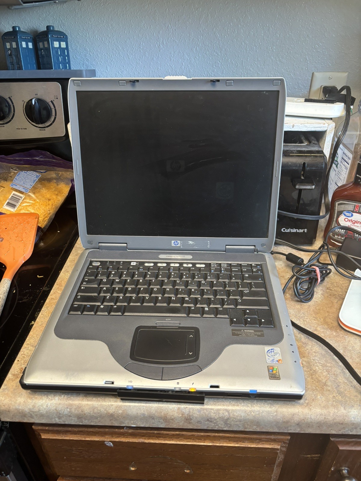 Vintage HP Compaq NX9010, powers on, screen has backlighting issues.