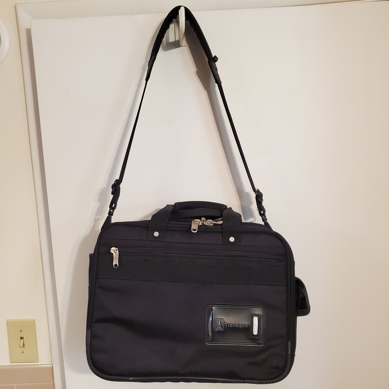 Travelpro Computer Laptop Bag Briefcase Solid Black Nylon Padded Strap Organizer