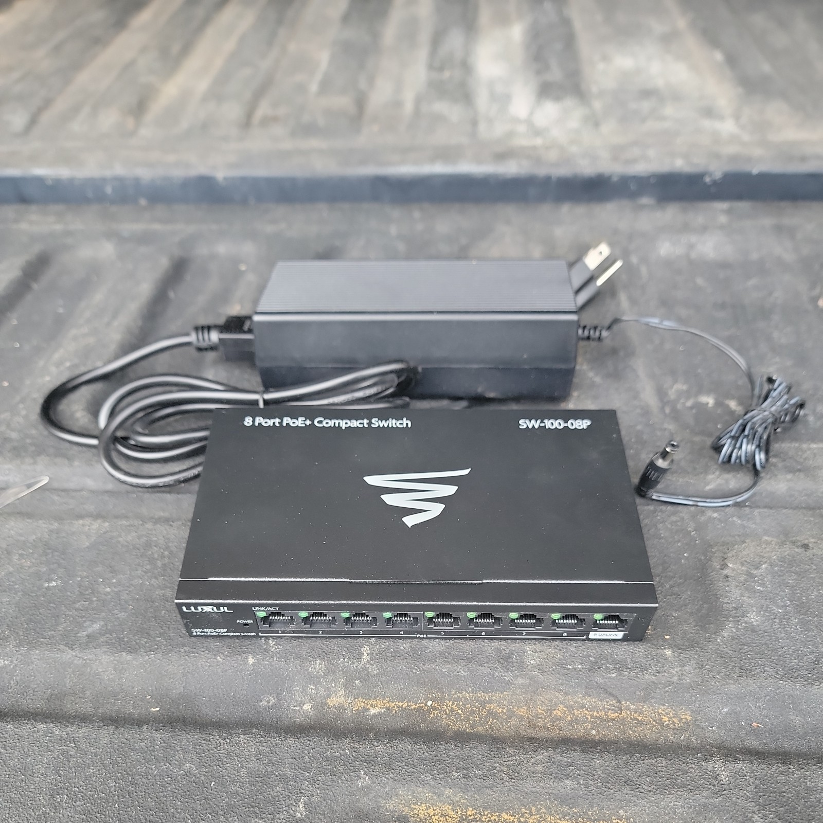 Luxul SW-100-08P  8 Port PoE+ Compact Switch with power adapter