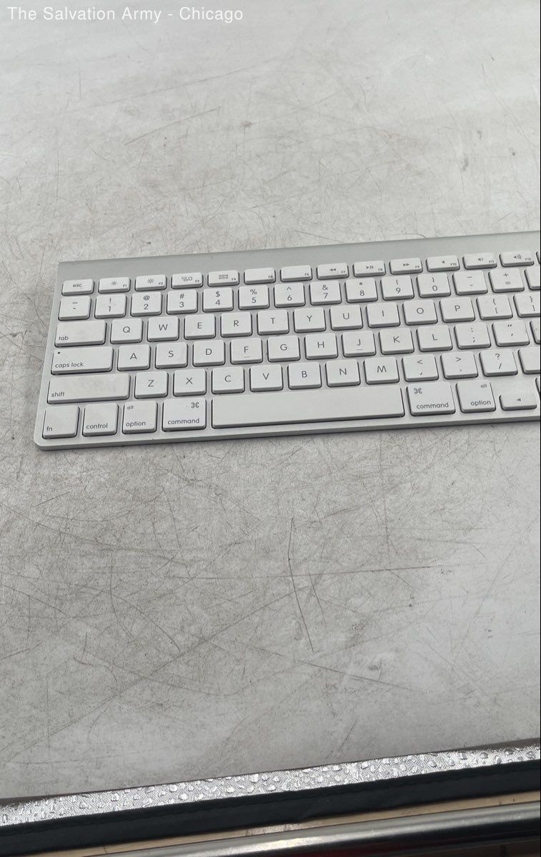 Apple A1314 White Portable Wireless English QWERTY Standard Slim Keyboard