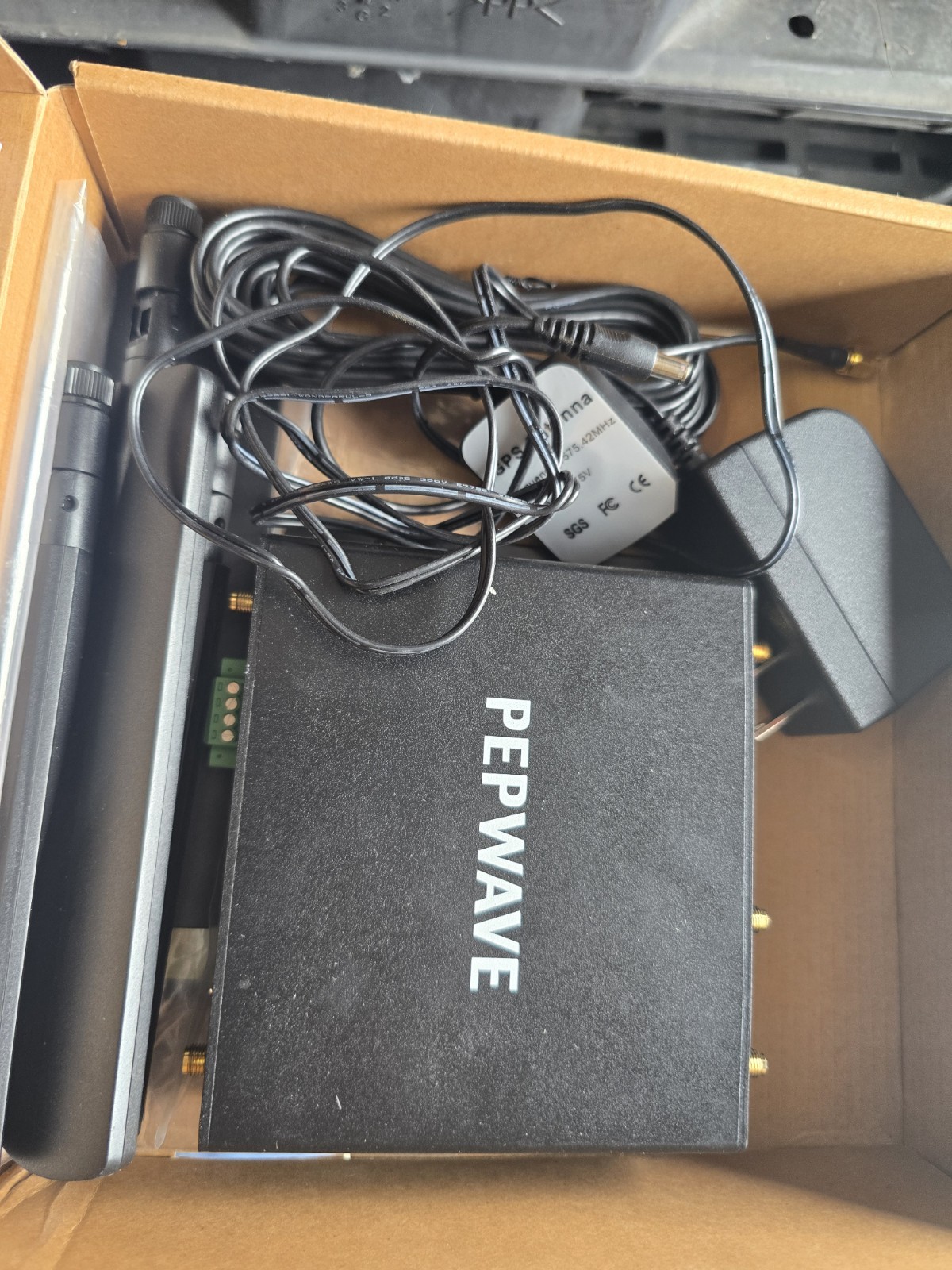 PEPWAVE MAX BR1 MK2 LTEA WIRELESS MOBILE ROUTER WITH ANTENNAS AND POWER ADAPTER