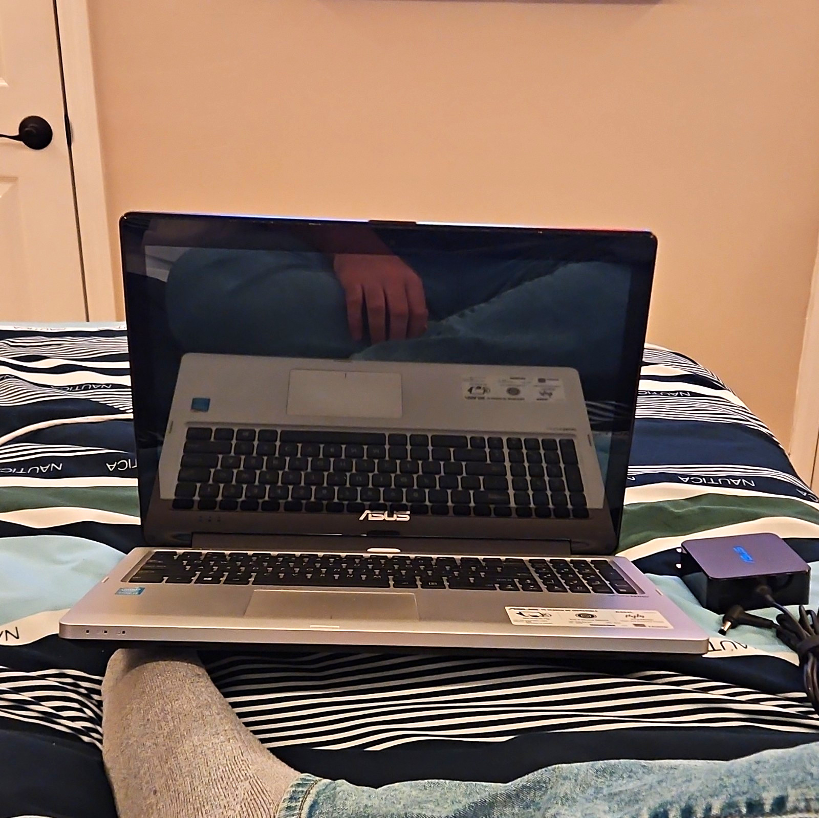 ASUS R554L 15.6in Intel Core i3 4GB RAM 500GB HDD Linux Mint +Chgr