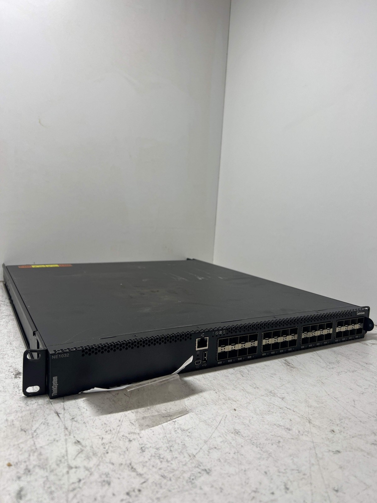 Lenovo ThinkSystem NE1032 SAN Switch (R-F) 7159-HD1 7159-A1X
