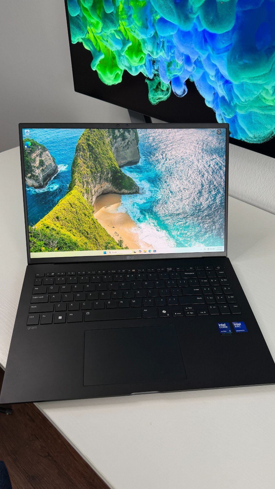 LG gram 16″ Copilot+ PC (Intel Core Ultra 9, 32GB RAM, 2TB SSD)