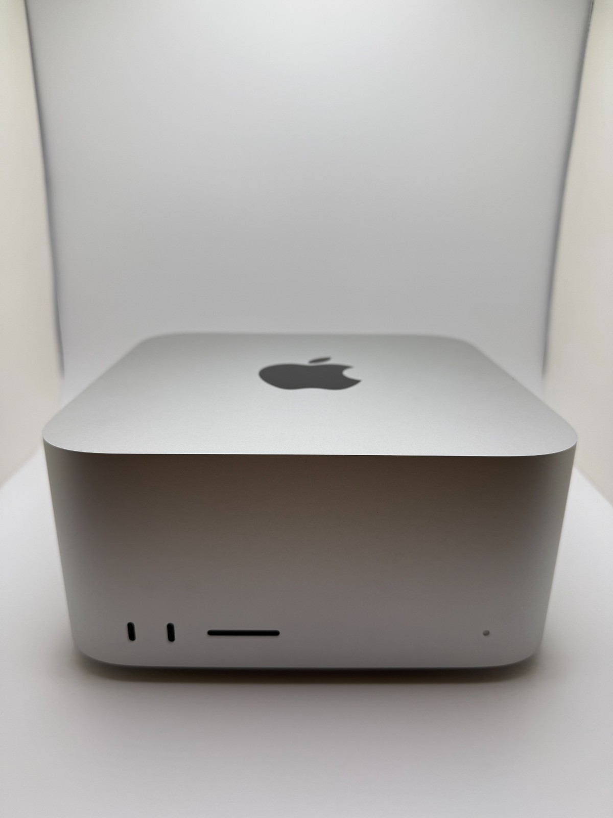 Mac Studio 2022 M1 Ultra 20-Core CPU 64-Core GPU 128GB RAM 8TB SSD, Great, Maxed