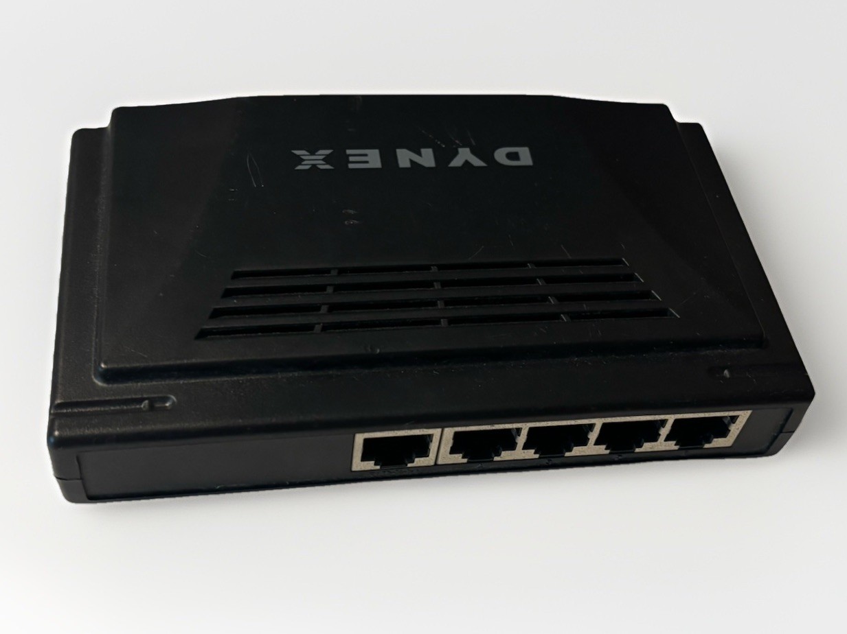 Dynex  (DXESW5) 5-Ports External Switch (NO POWER SUPPLY CABLE)