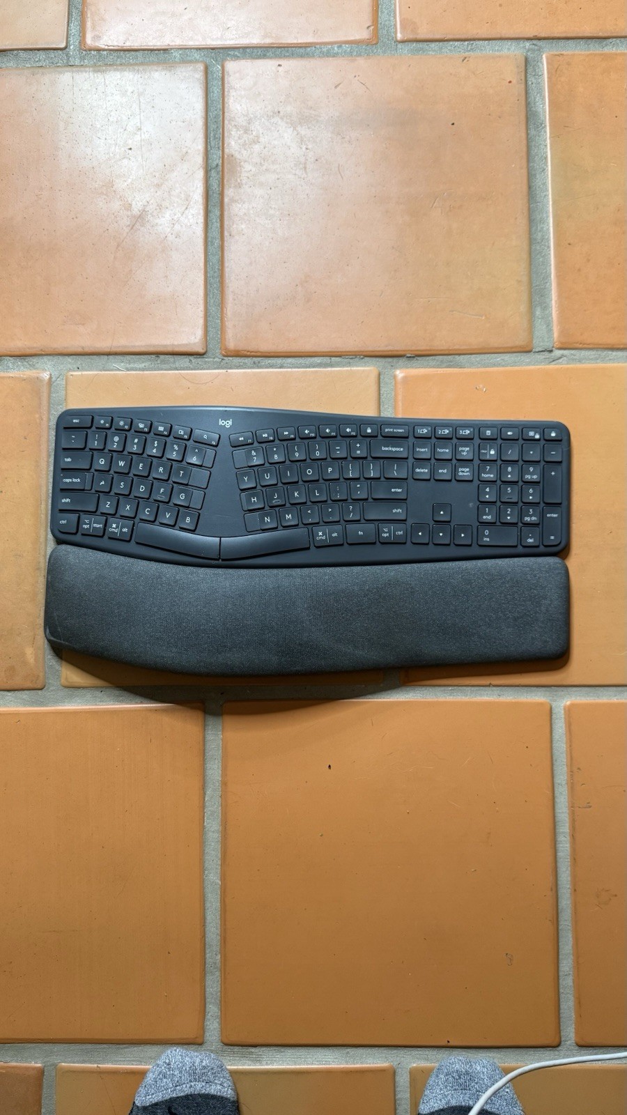 Logitech ERGO K860 Wireless Ergonomic Keyboard, Black [920-009166] *NO DONGLE*