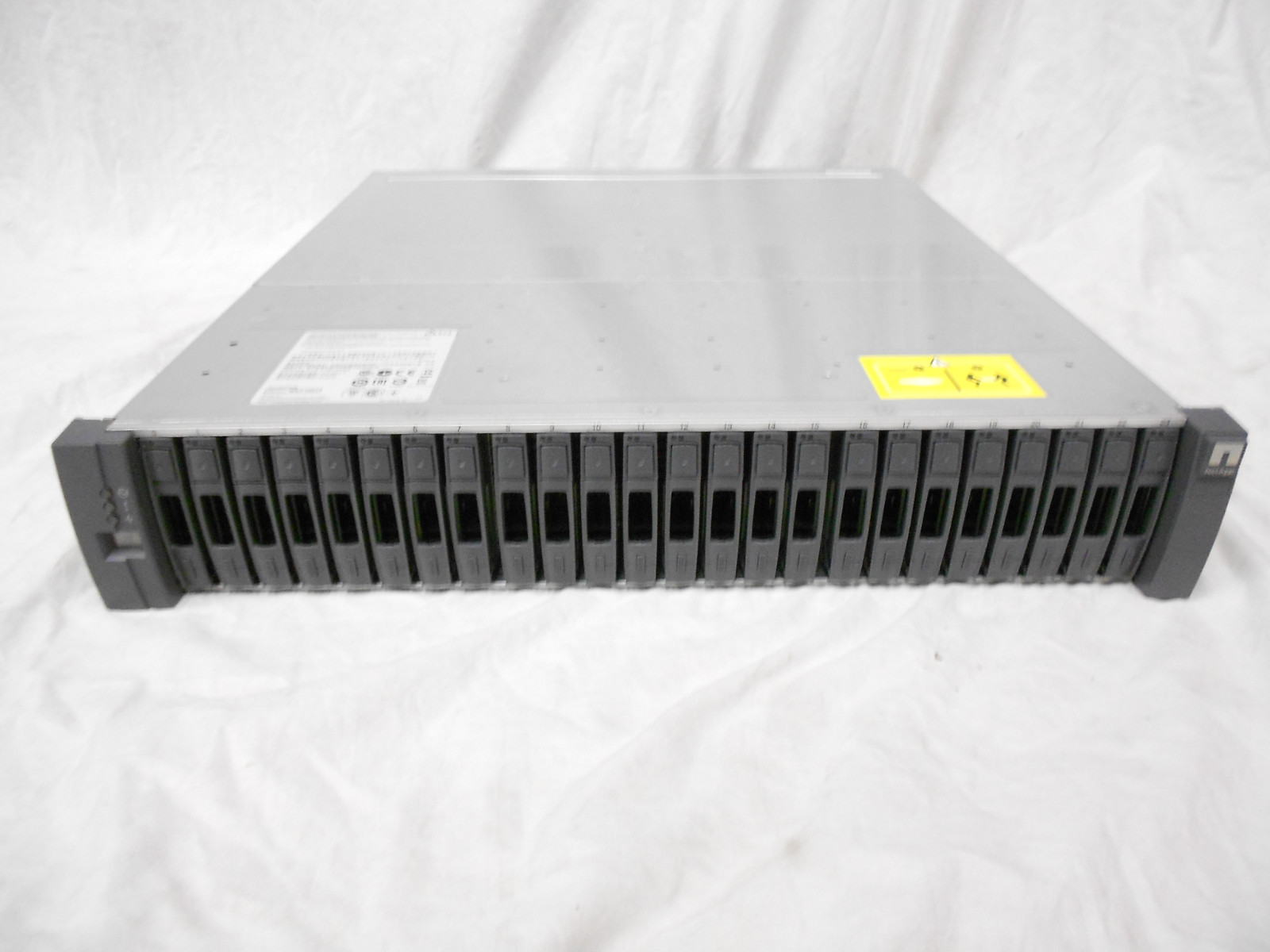Netapp DS2246 Storage Expansion Array 24x 900GB 10K 2.5" SAS HD X423A-R5 2x IOM6