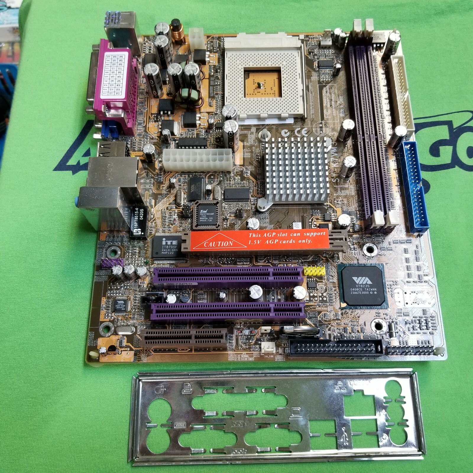 SOYO SY-K7VM333, Socket 462 (A), AMD Motherboard Micro ATX Chipset 