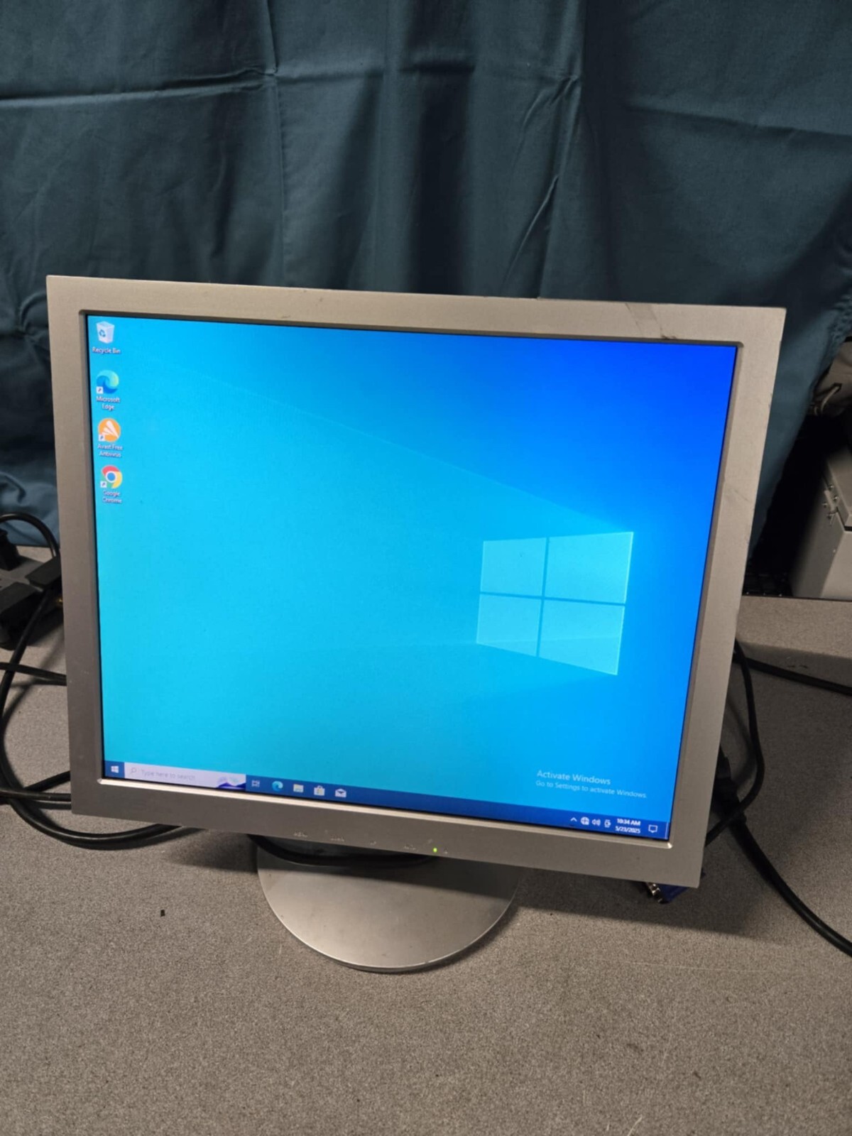 KDS 700P 17" Screen LCD  Monitor *
