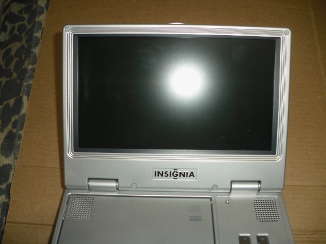INSIGNIA  Portable DVD Player 8" Display    Model:NS-8PDVDA