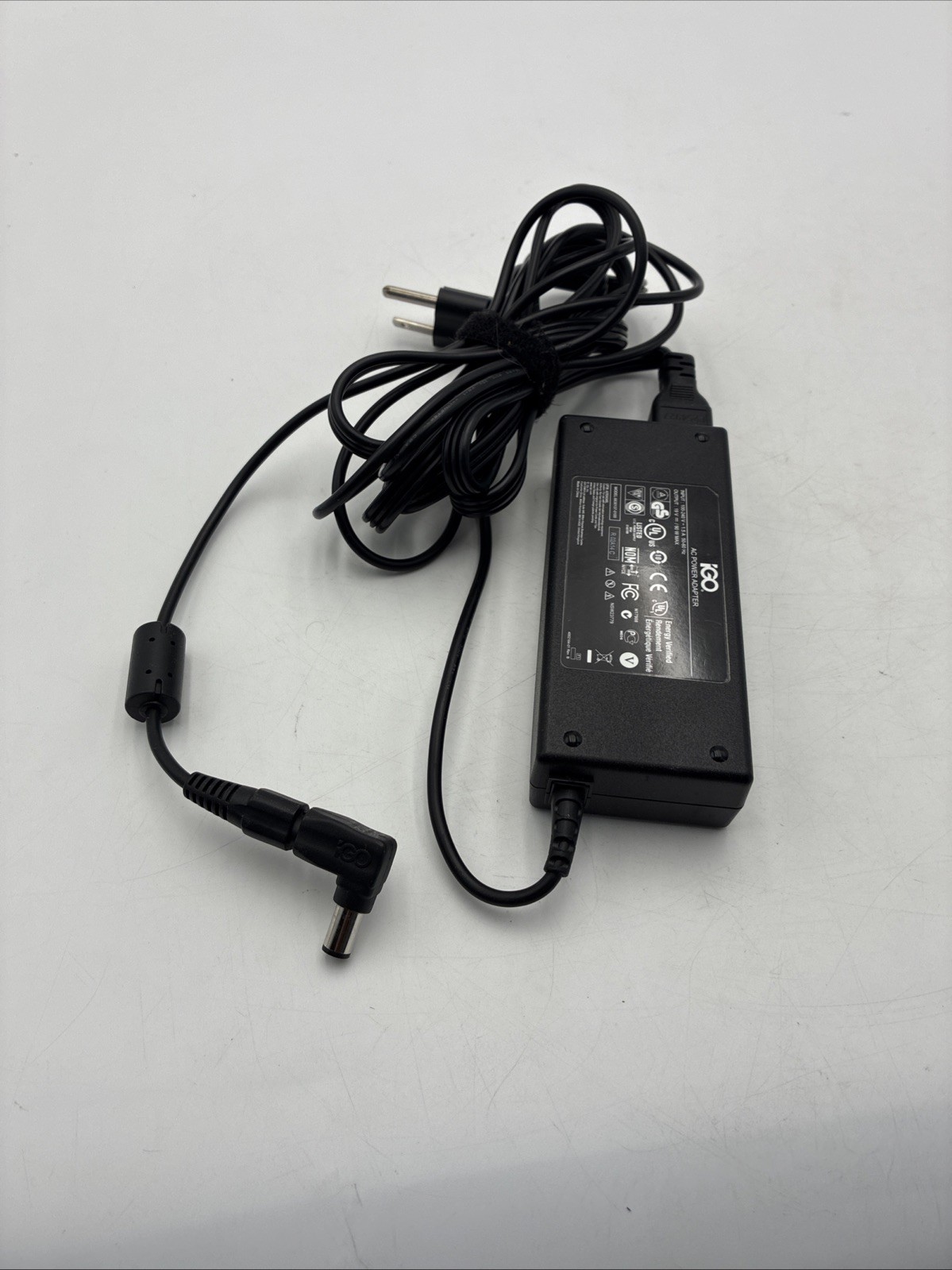iGo Universal Laptop Notebook Charger 90W AC Power Adapter 6630137-0100