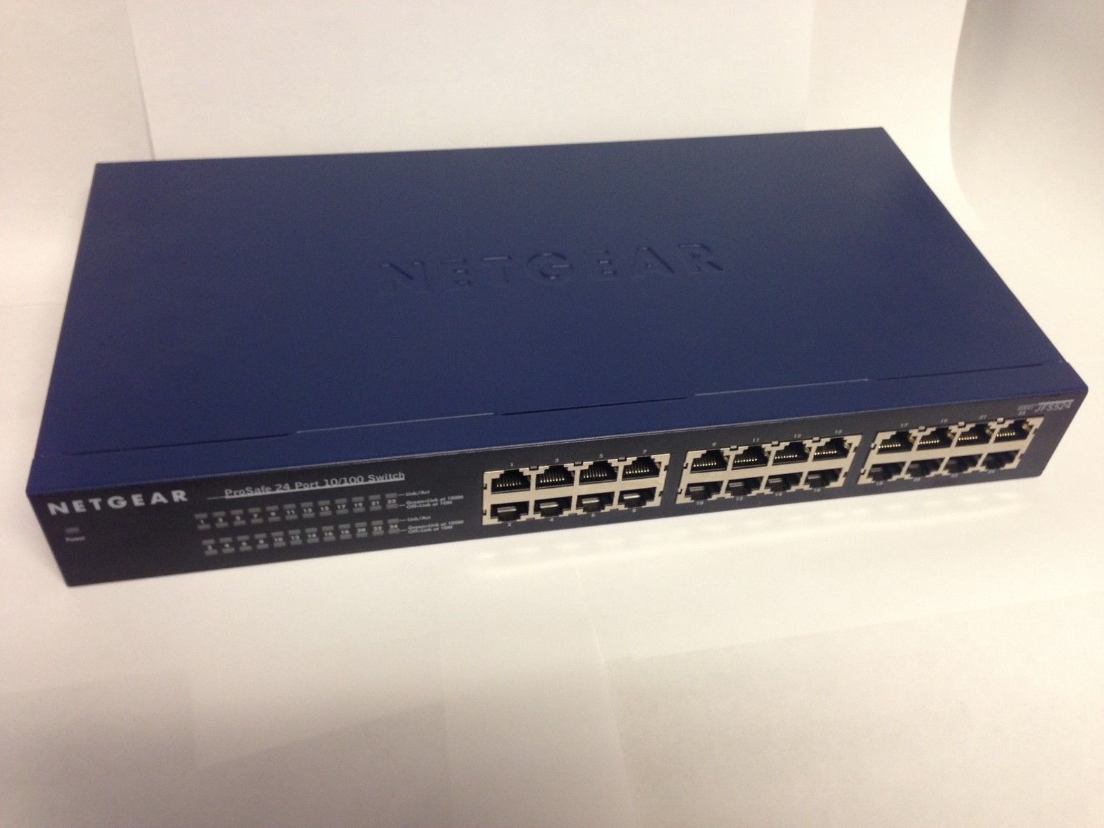 Netgear DS524 24-Port 10/100 Dual Speed Stackable Hub RJ-45