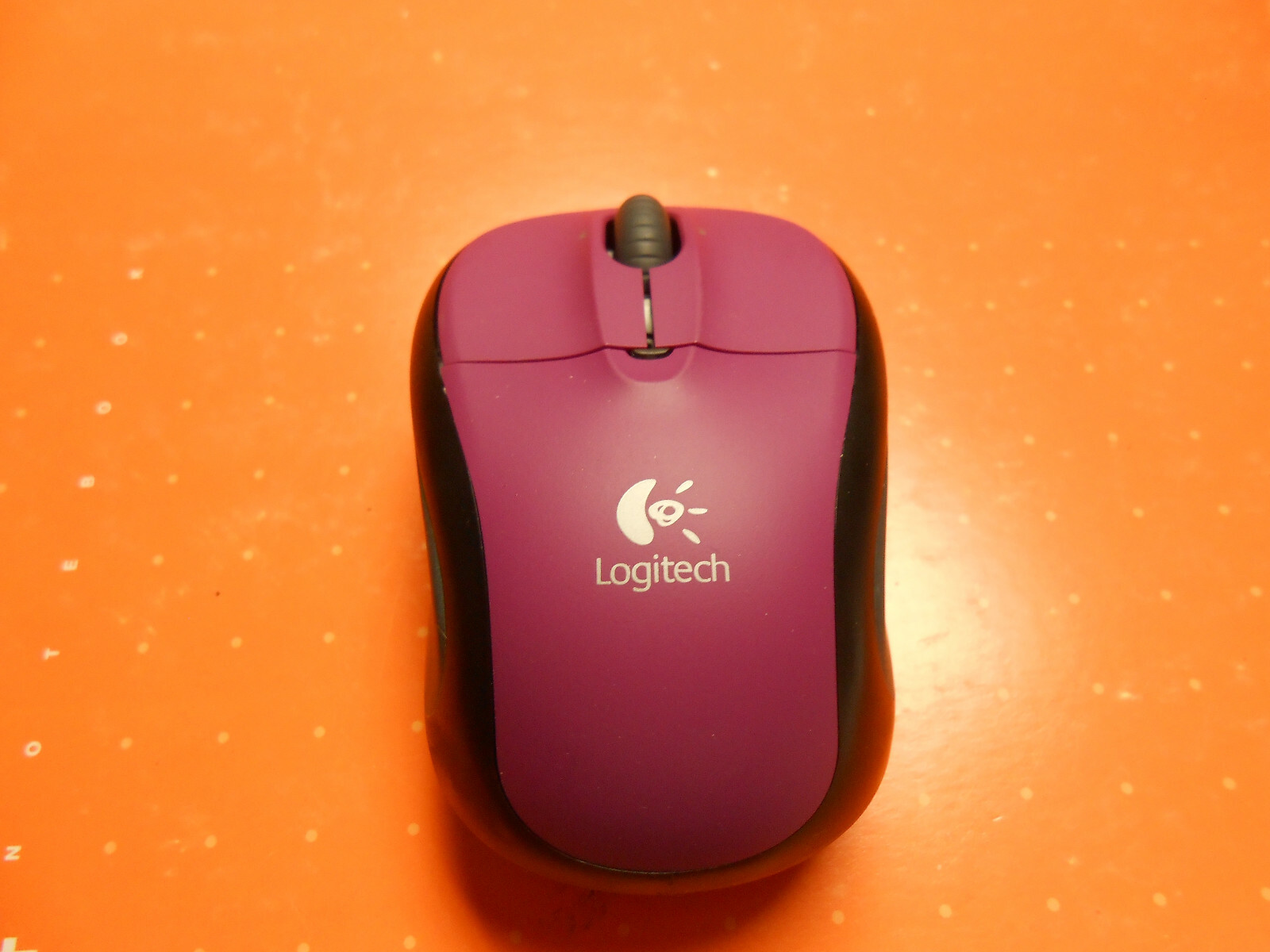 Logitech Wireless Laser Mouse V220 # 910-001466 ( Plum)