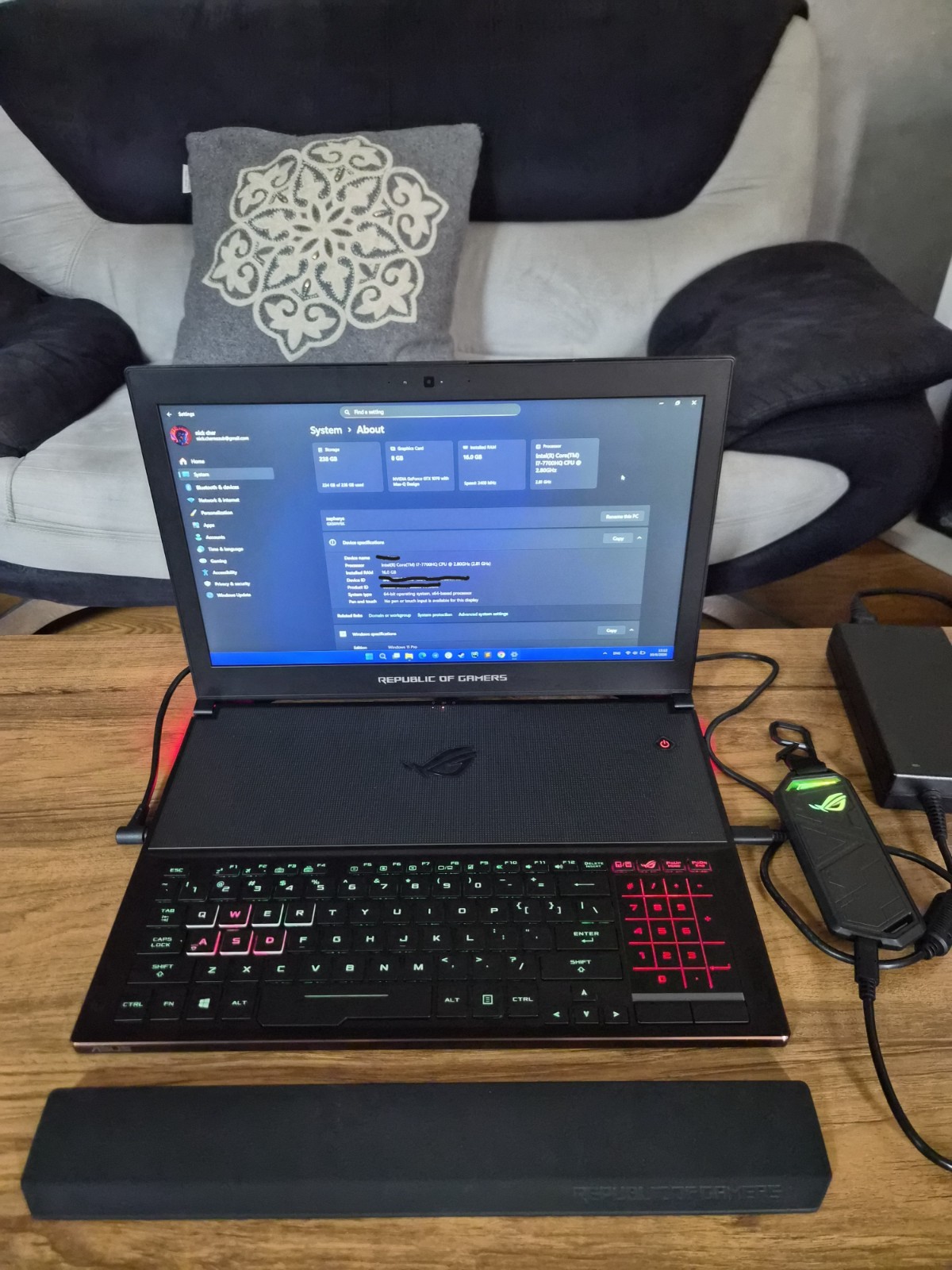 ASUS ROG Zephyrus 15.6" i7 GTX 1070 16GB + ROG 512GB SSD + Wrist Rest (Bad Batt)