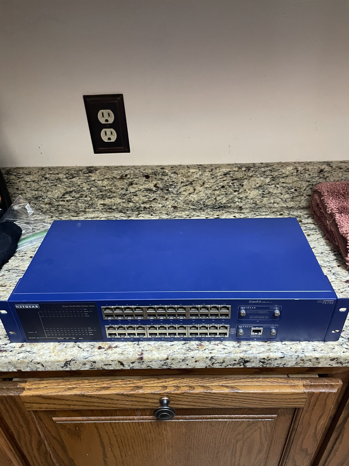 NETGEAR FS750 - switch - 48 ports 10/100Mbps Modular Switch + AG711T Bay Module