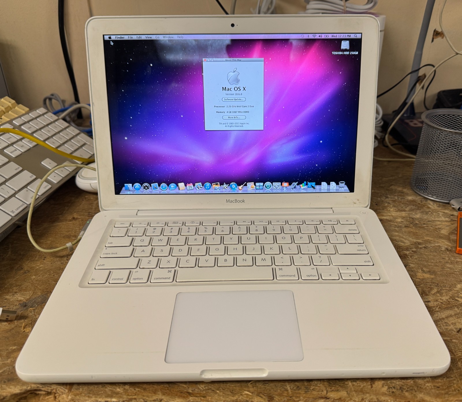 Apple MacBook 13-inch July 2010 2.26GHz Intel Core 2 Duo (MC207LL/A) w/Rosetta A
