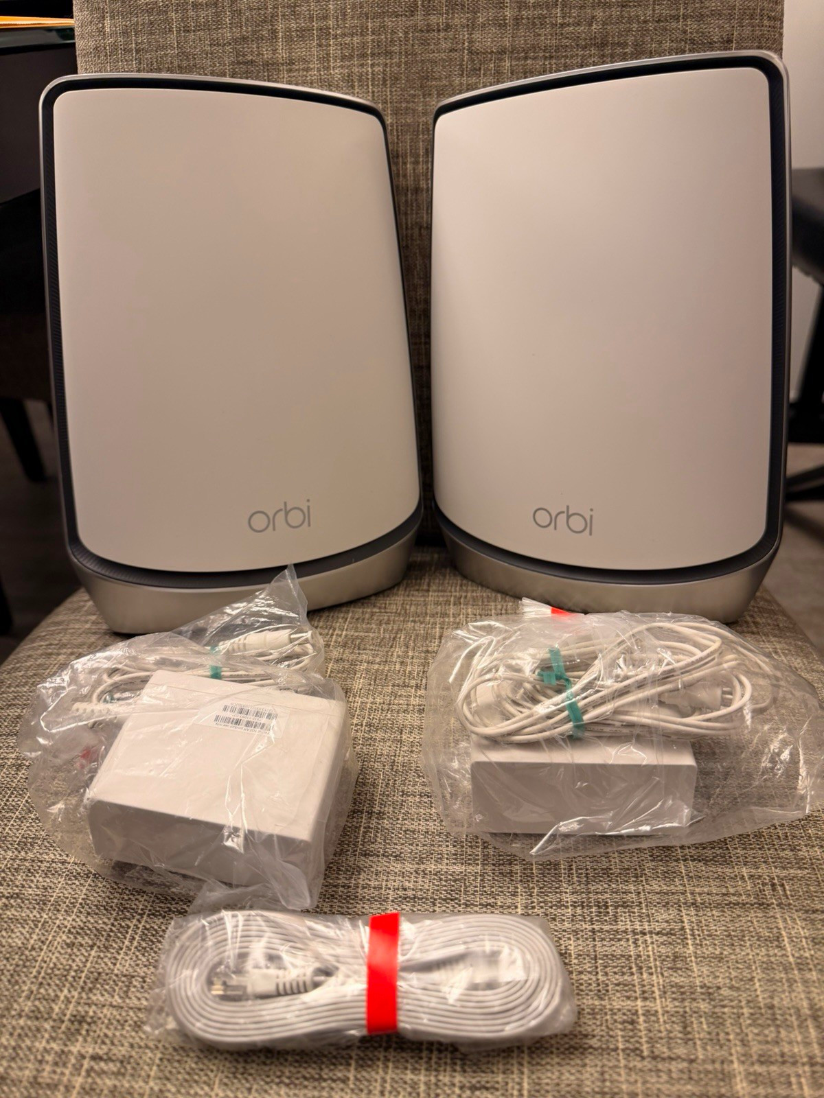NETGEAR Orbi RBR850 + RBS850 2-Pack AX6000, 2.5Gbps, Link Agg, White/Gray