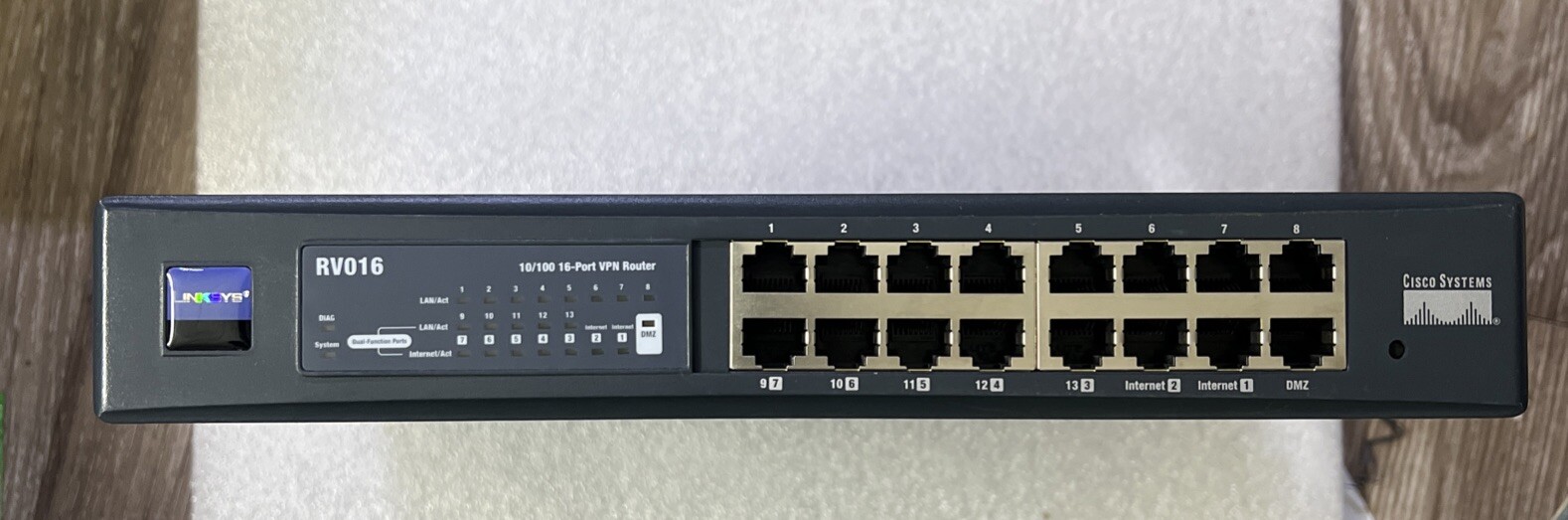 Linksys RV016 16-Port 10/100 VPN Router (B5)  SAME DAY