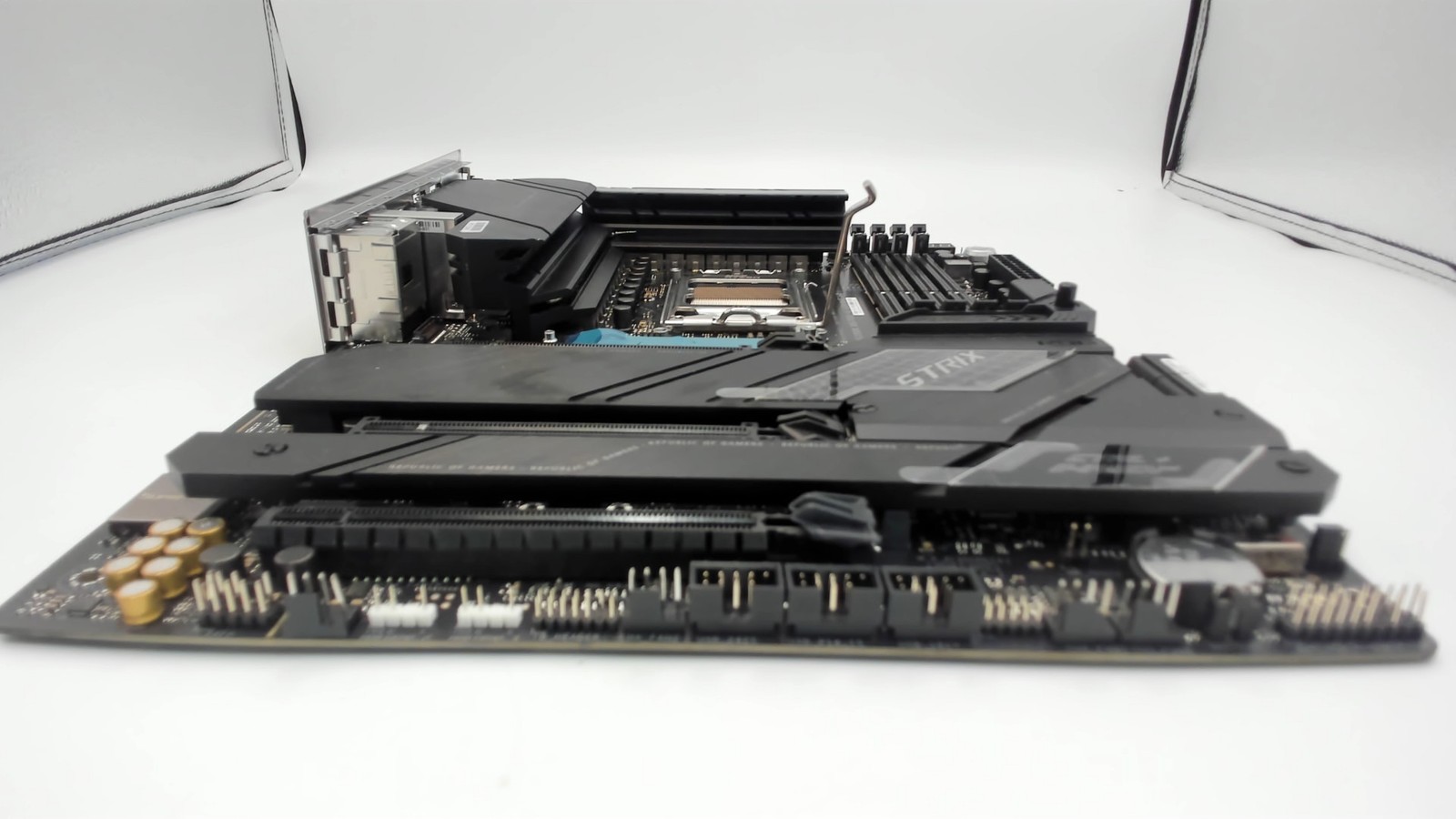 ASUS ROG Strix X670E-E Gaming WiFi AM5 ATX AMD Motherboard *DAMAGED* PC1722045
