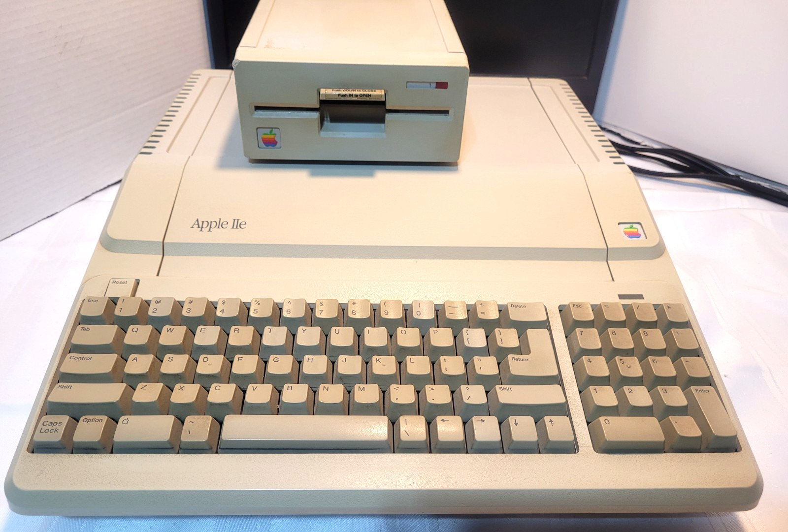 VNTG APPLE IIe COMPUTER BUNDLE–128K RAM(64K) DISK DRIVE-TESTED- AS IS -FOR PARTS