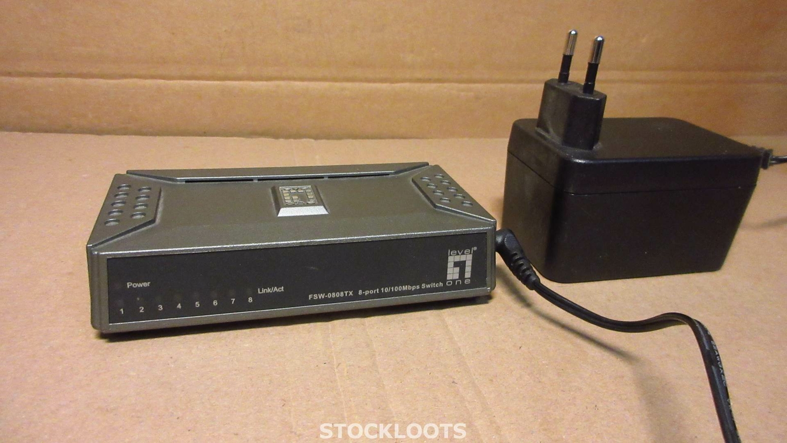 LevelOne FSW-0808TX 8-Port Fast Ethernet 10/100 Switch with Magnet INCL PSU
