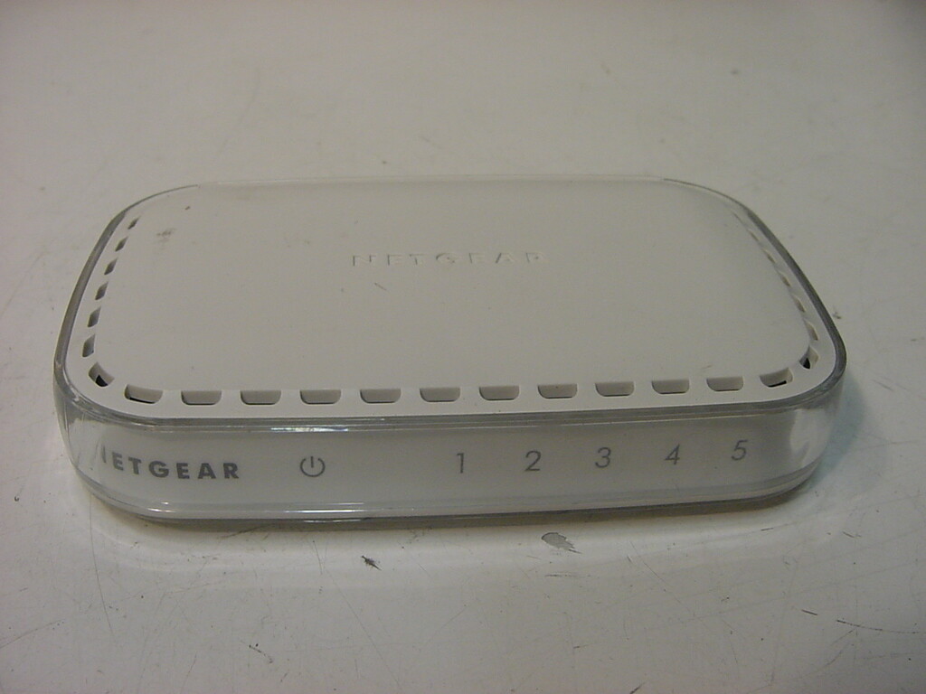 NETGEAR 5 PORT 10/100 MBPS SWITCH FS605 v3 - NO POWER CORD INCLUDED 