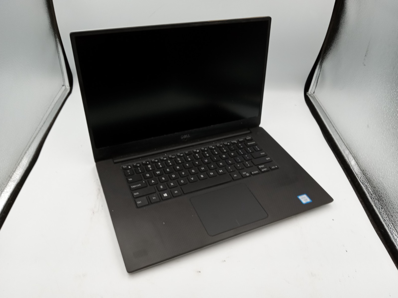 Dell Precision 5530 15" Intel Xeon E-2176M Nvidia P2000 - POWERS ON - READ -RR