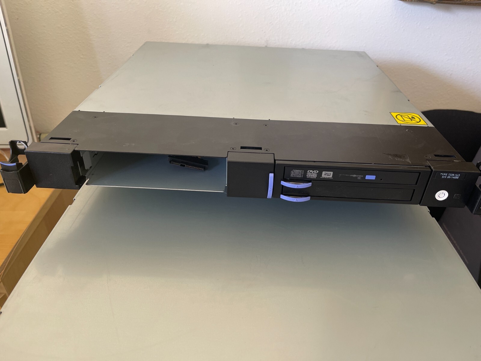 IBM 7226-1U3 MultiMedia 1U Rackmount Enclosure SAS DVD SAS No Drive 46C2938
