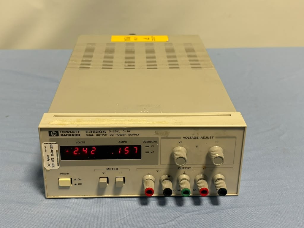 HP Hewlett Packard 0-25 V 0-1 A Dual Output DC Power Supply Model E3620A