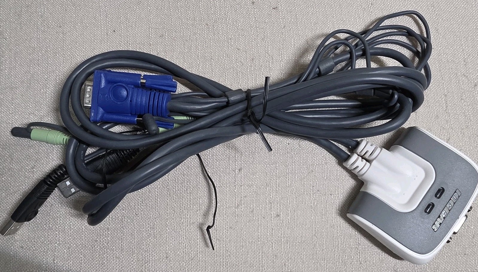 IOGEAR USB 2 port KVM Switch VGA W/bulit-in Cables Model GCS632U