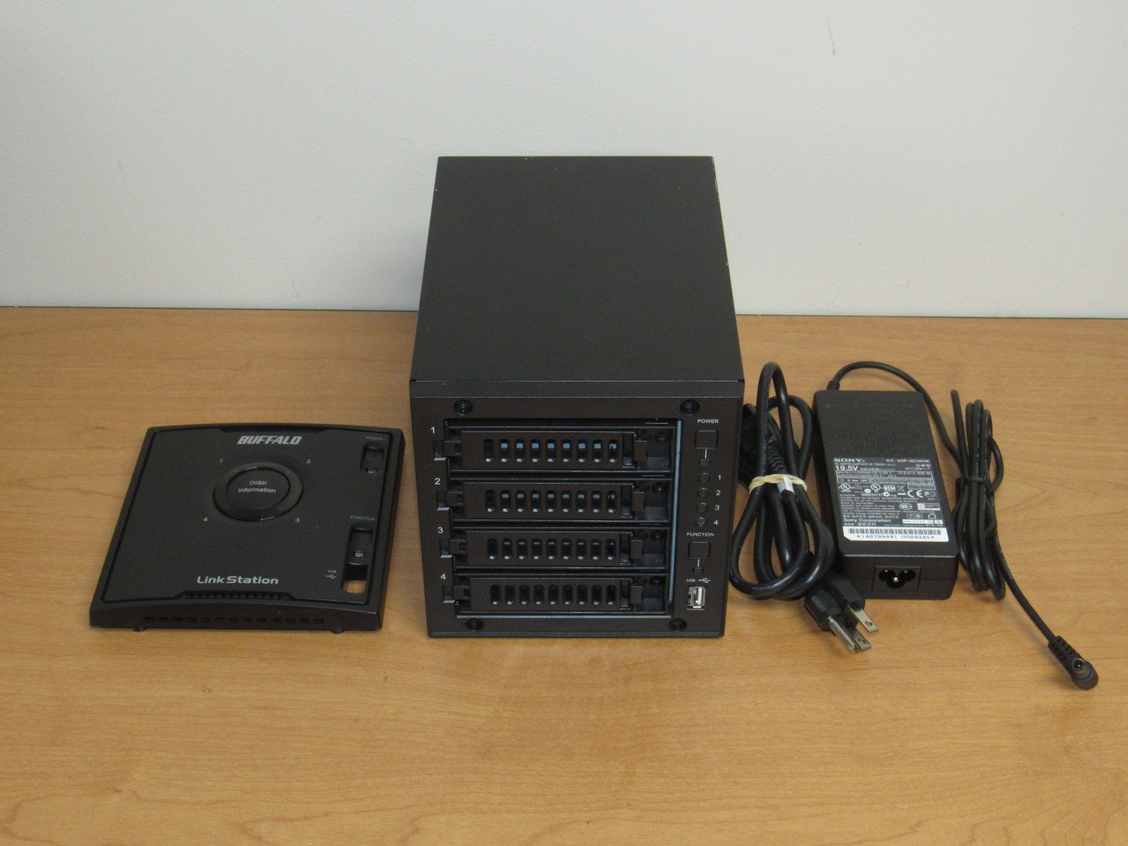Buffalo LinkStation Quad 4-Bay NAS LS-Q4.0TL/R5 - NO DRIVES - UNTESTED