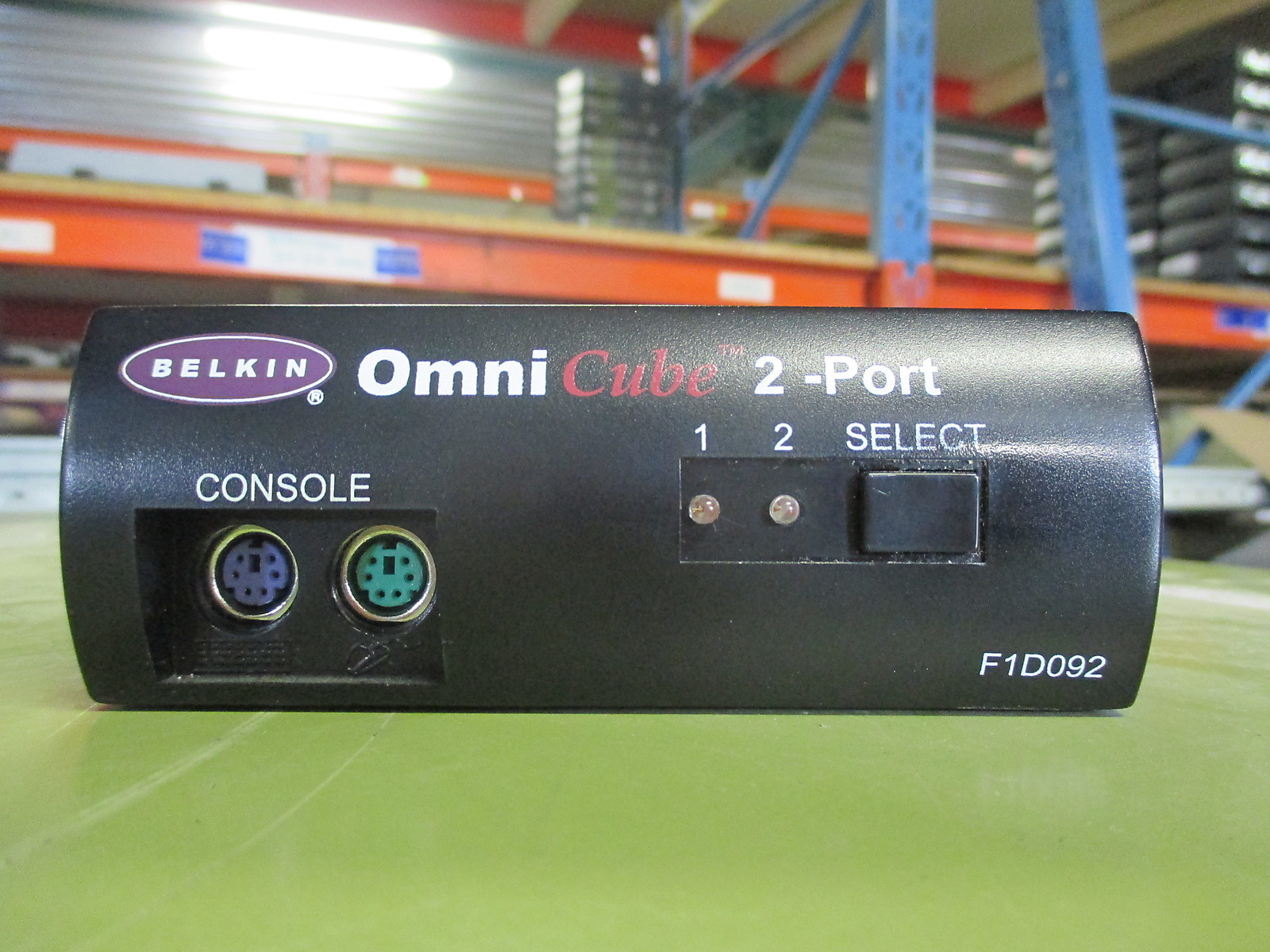 Belkin OmniCube F1D092 2-Port PS/2 KVM Switch Keyboard Video Mouse 1600 x 1200