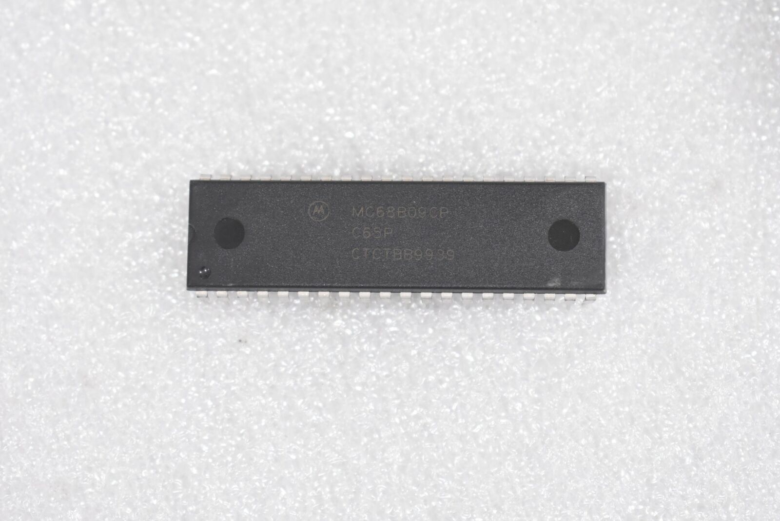 MOTOROLA MC68B09CP MICROPROCESSOR UNIT, 8-BIT, 40-DIP, 8MHz