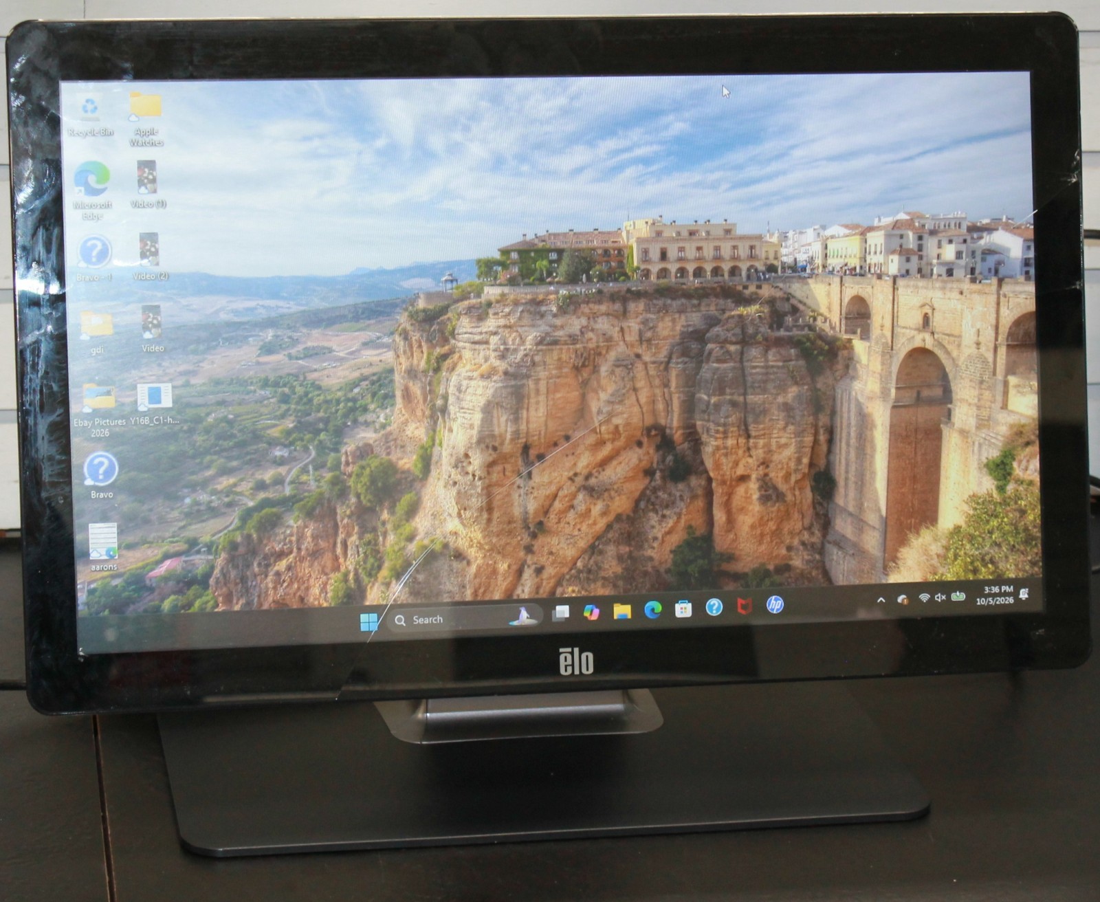ELO ET2202L 22" Touch Screen Cracked Screen PLEASE READ