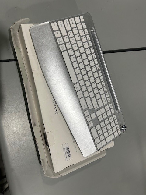 SIZED ERGONOMIC KEYBOARD WRIST REST - GAMCATZ WIRELESS KEYBOARD MOUSE FULL