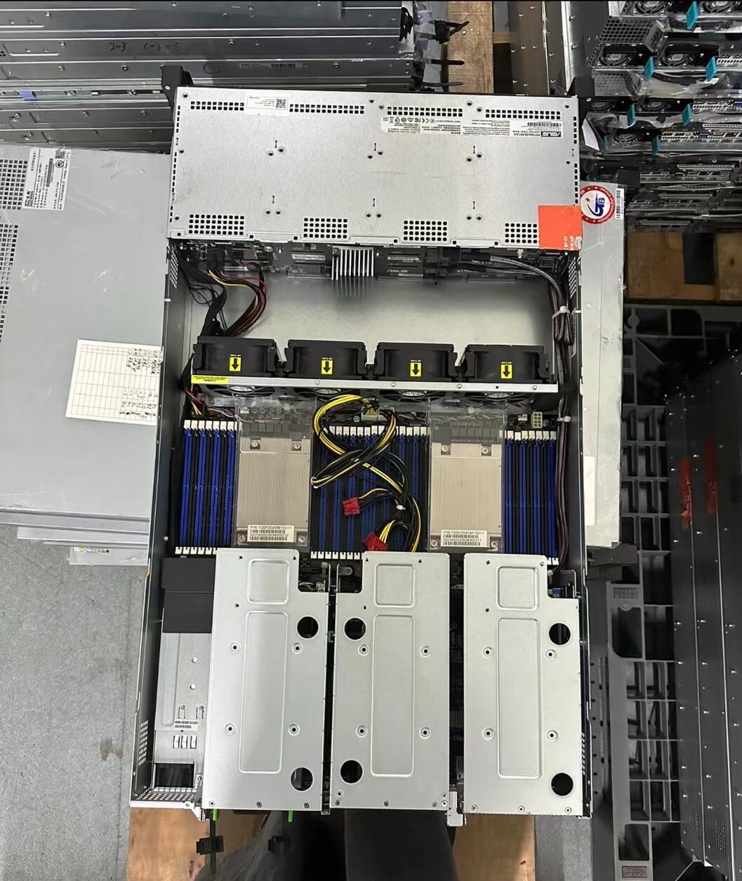 ASUS RS720A-E9-RS12V2 2U 24x2.5 server, support 2xAMD EPYC 7002 series 2x1600W-