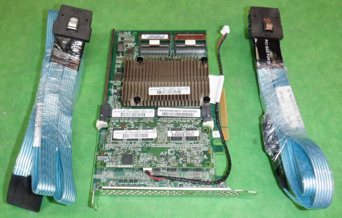 HP Smart Array P840 12G SAS Controller 2-Port 726897-B21 W/Cables+4G 726899-001