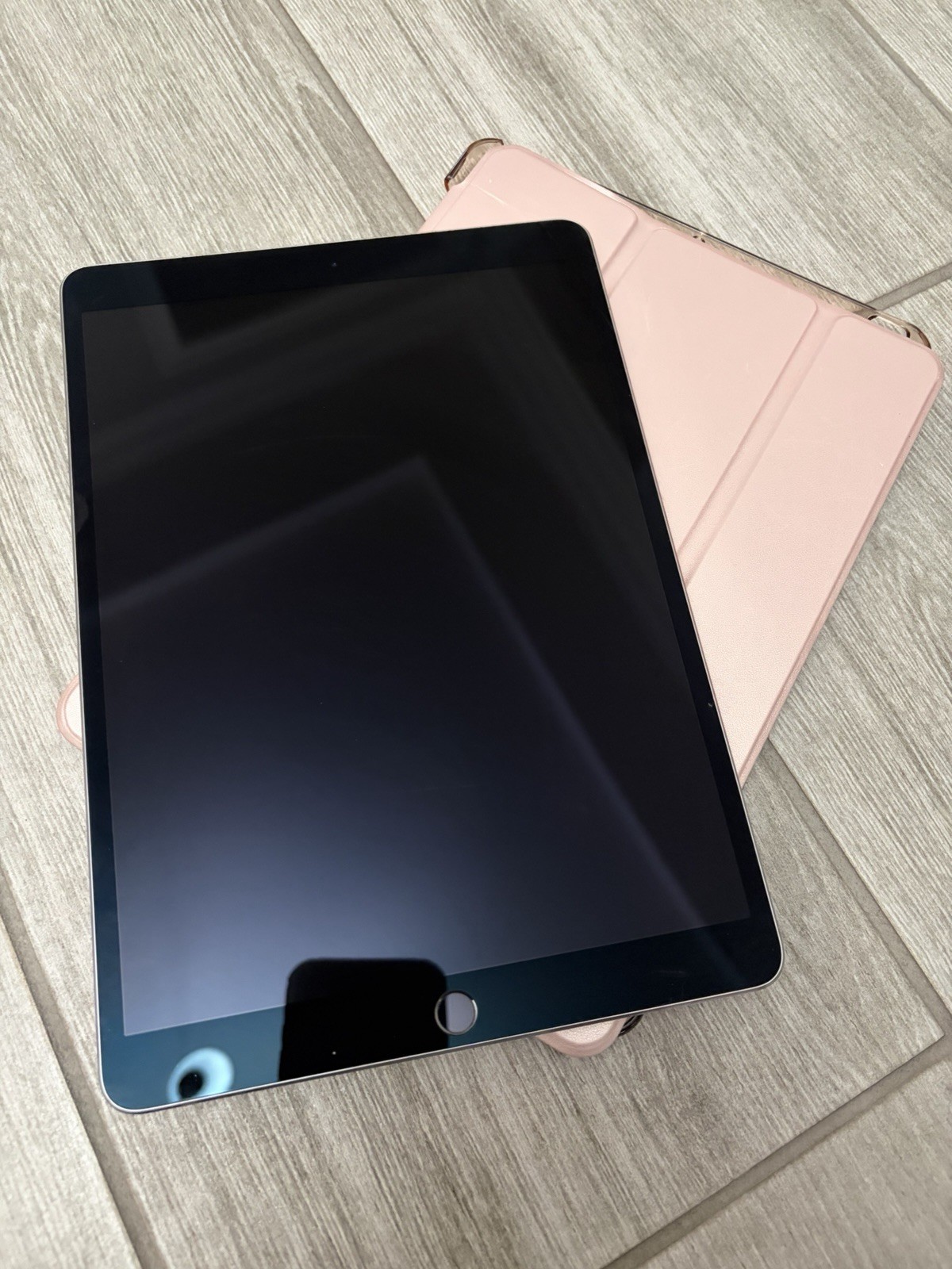 Apple iPad 5th Generation 9.7 Space Gray Model A1701 32GB