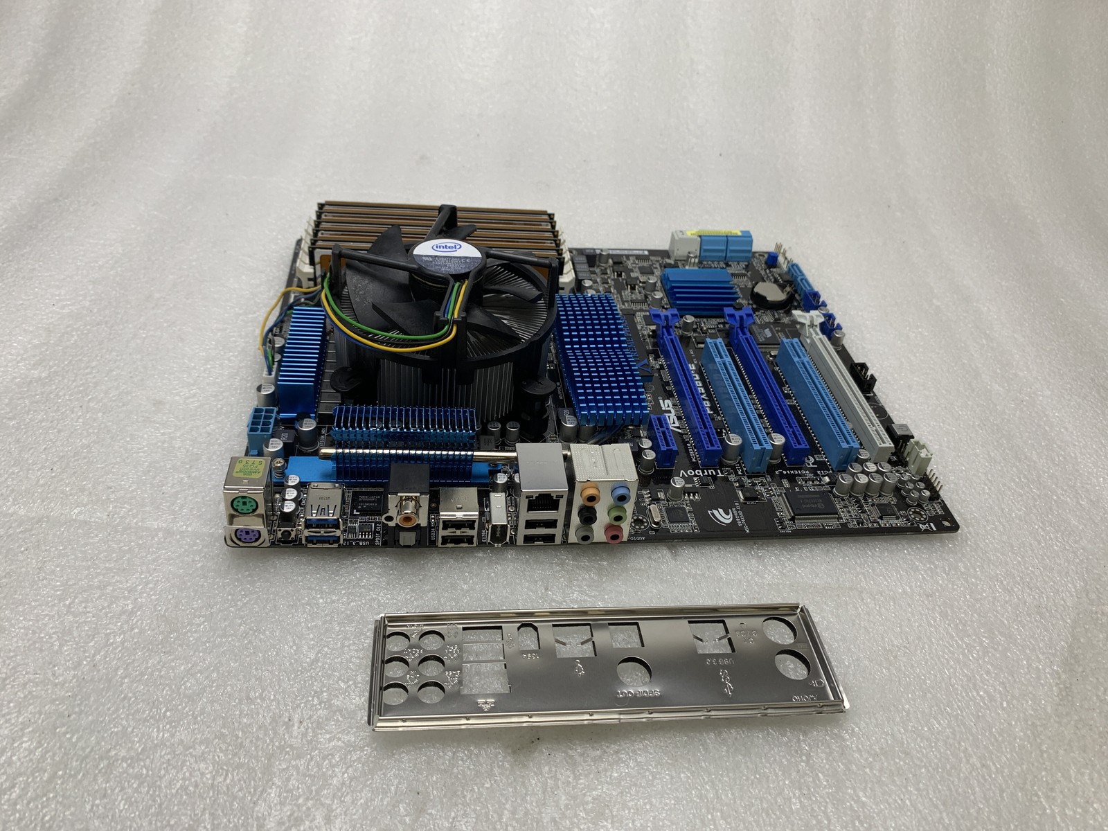 ASUS P6X58D-E ATX Motherboard Core i7-950 3.07GHz 8GB RAM Memory Slots: 6 x DIMM