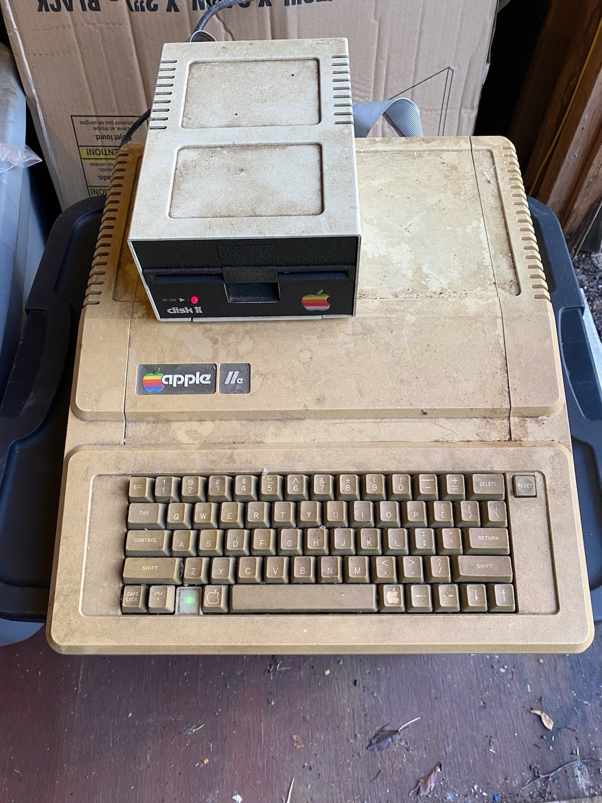Vintage Apple IIe Computer w/Disk II Drive AA11040B Powers On