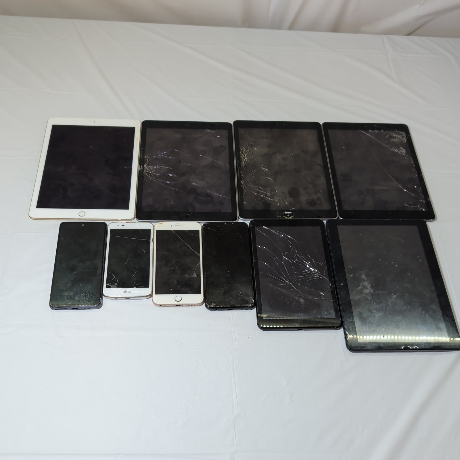 Lot of Mixed Brands (APPLE, SAMSUNG) Tablets Phones and More for Parts or Repair